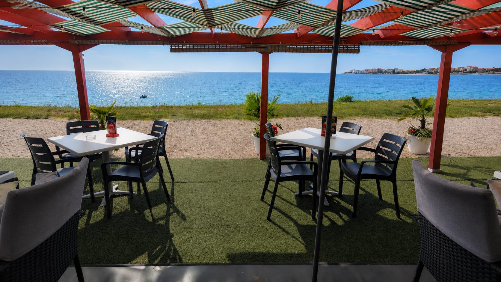 Terasa Rosemarinea uz more s pogledom na Jadran