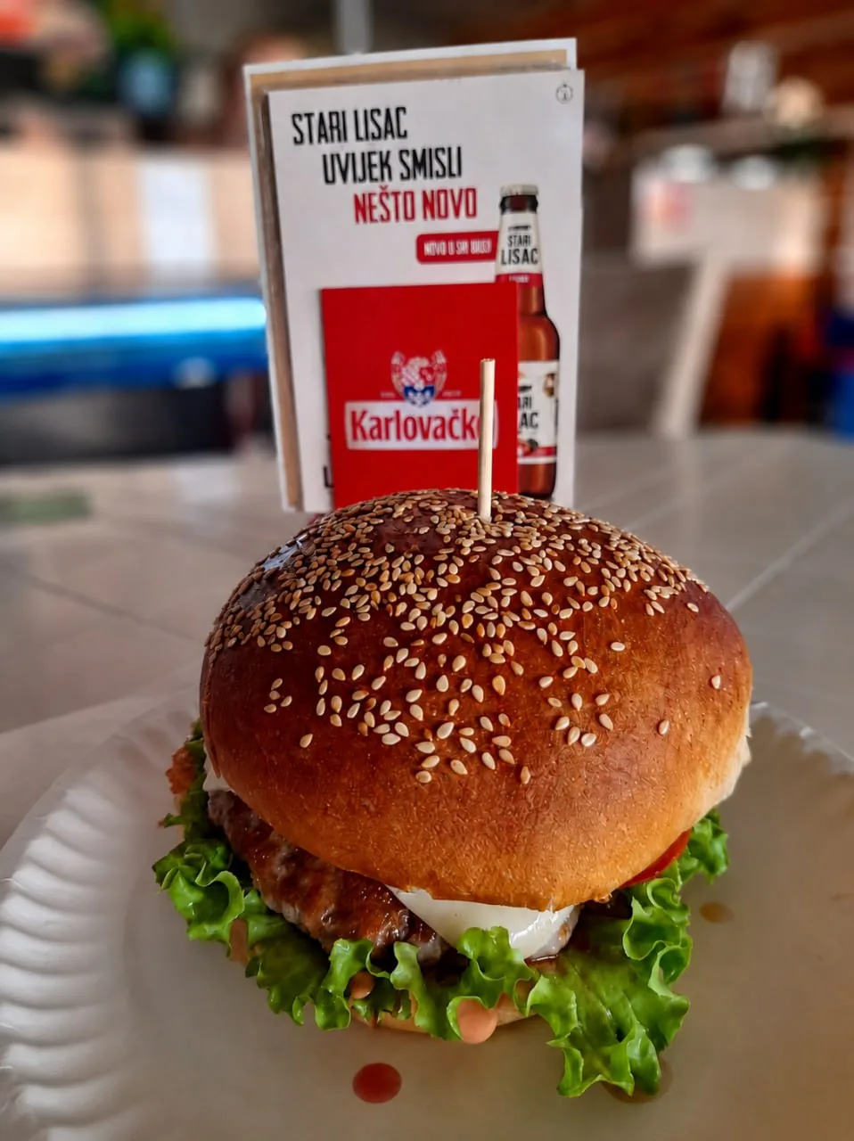 Burger poslužen u Rosemarineu
